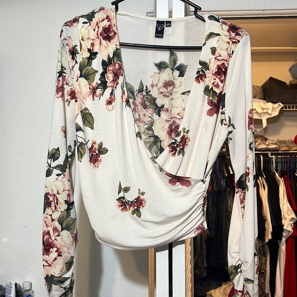 Windsor long sleeve dress shirt. Used once. Size large, had a good stretch to it